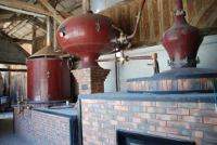 Alambic pour la distillation de l'alcool Calvados chez la famille Grandval au manoir de Grandouet