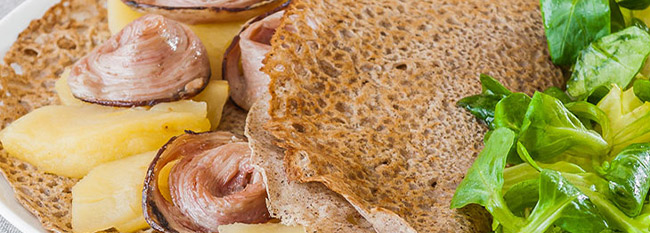 Crêpe salée normande (andouille, pomme, camembert)