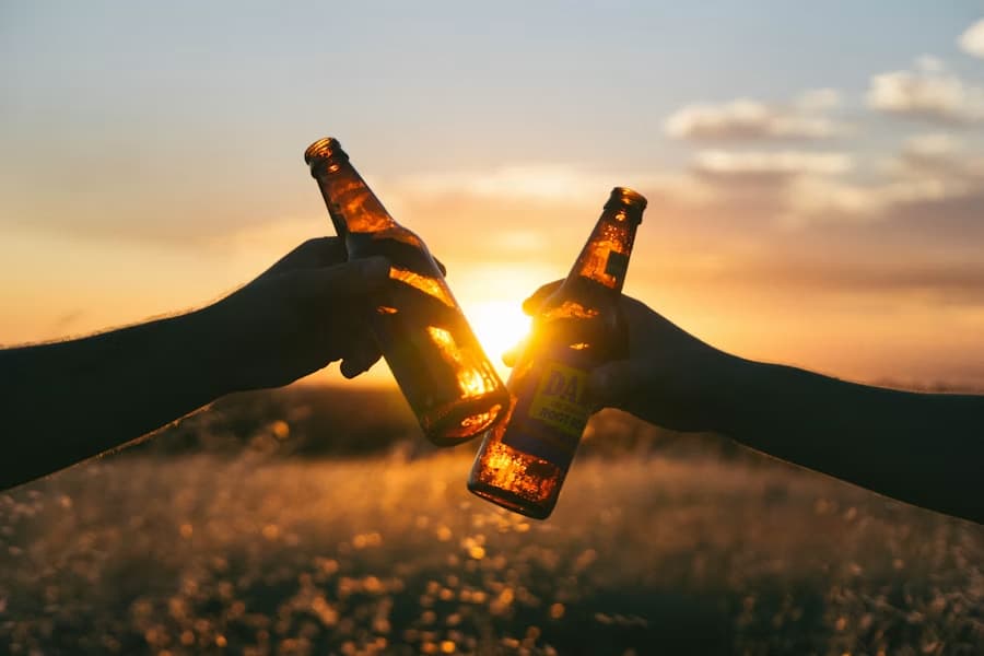 Verres et bouteilles de cidre pour représenter les produits d'été de l'Eure