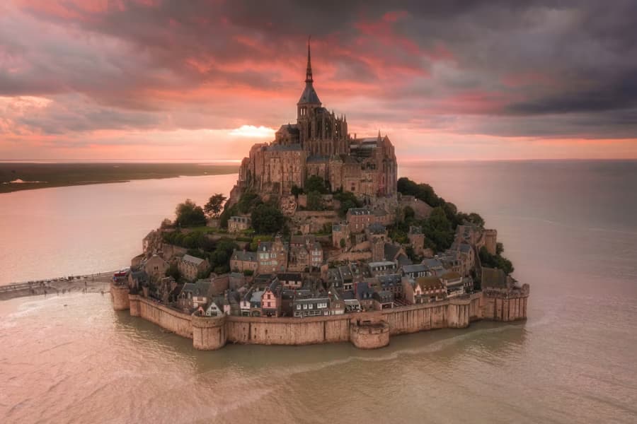 Mont-Saint-Michel et paysage de la Manche en Normandie