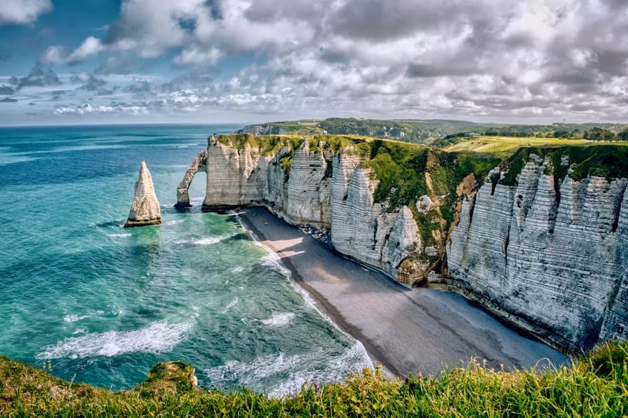 Falaises d'Étretat pour représenter les produits d'été de Seine-Maritime